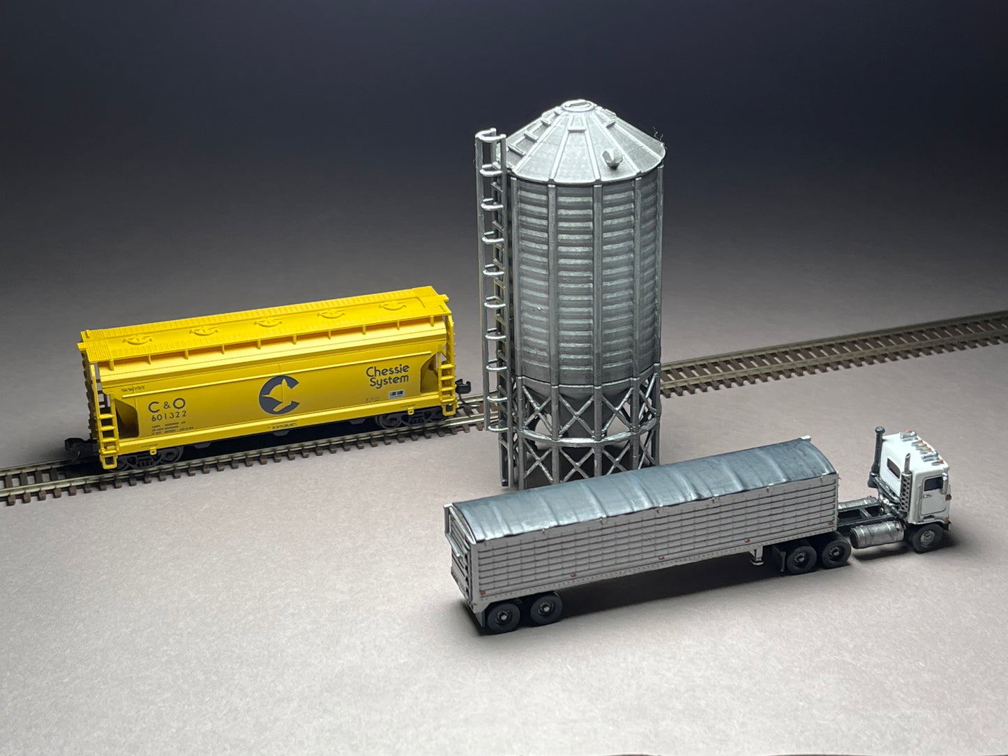 UNPAINTED N Scale (1:160 or 12mm) Large steel grain silo - NOT A TOY