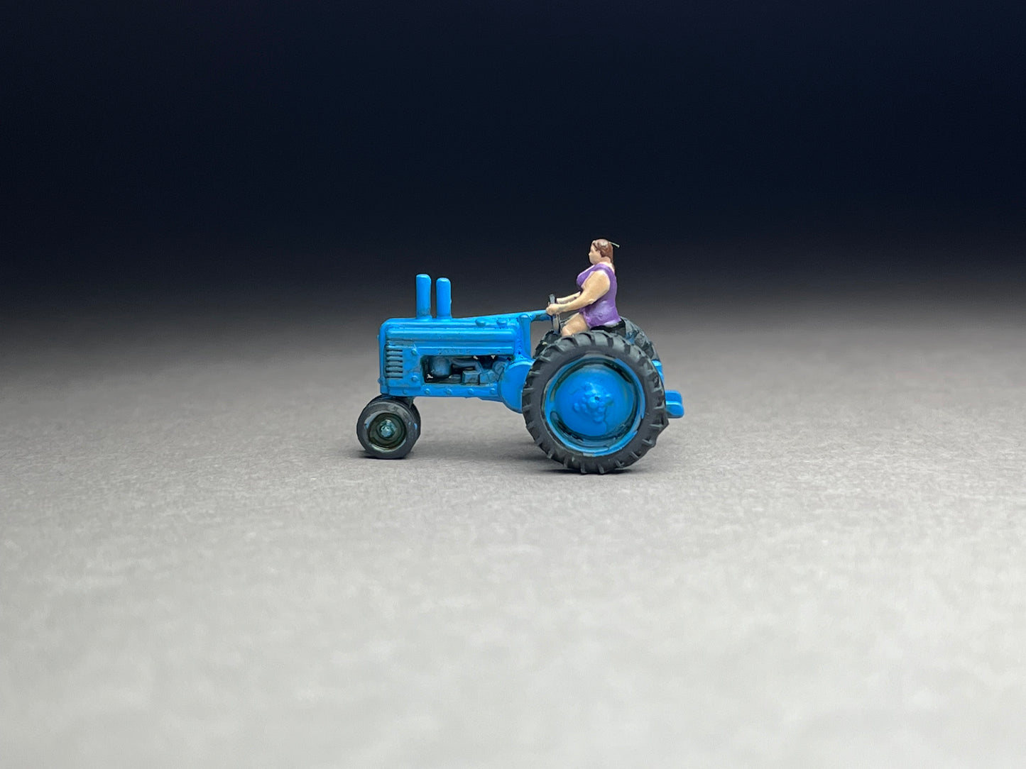 UNPAINTED N Scale (1:160 or 12mm) A antique tractor Female driver w utility wagon and hogs - NOT A TOY
