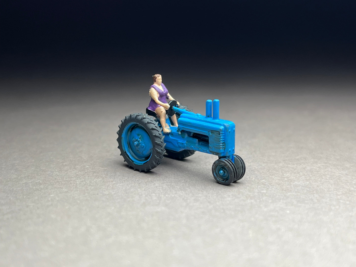 UNPAINTED N Scale (1:160 or 12mm) A antique tractor Female driver w utility wagon and hogs - NOT A TOY