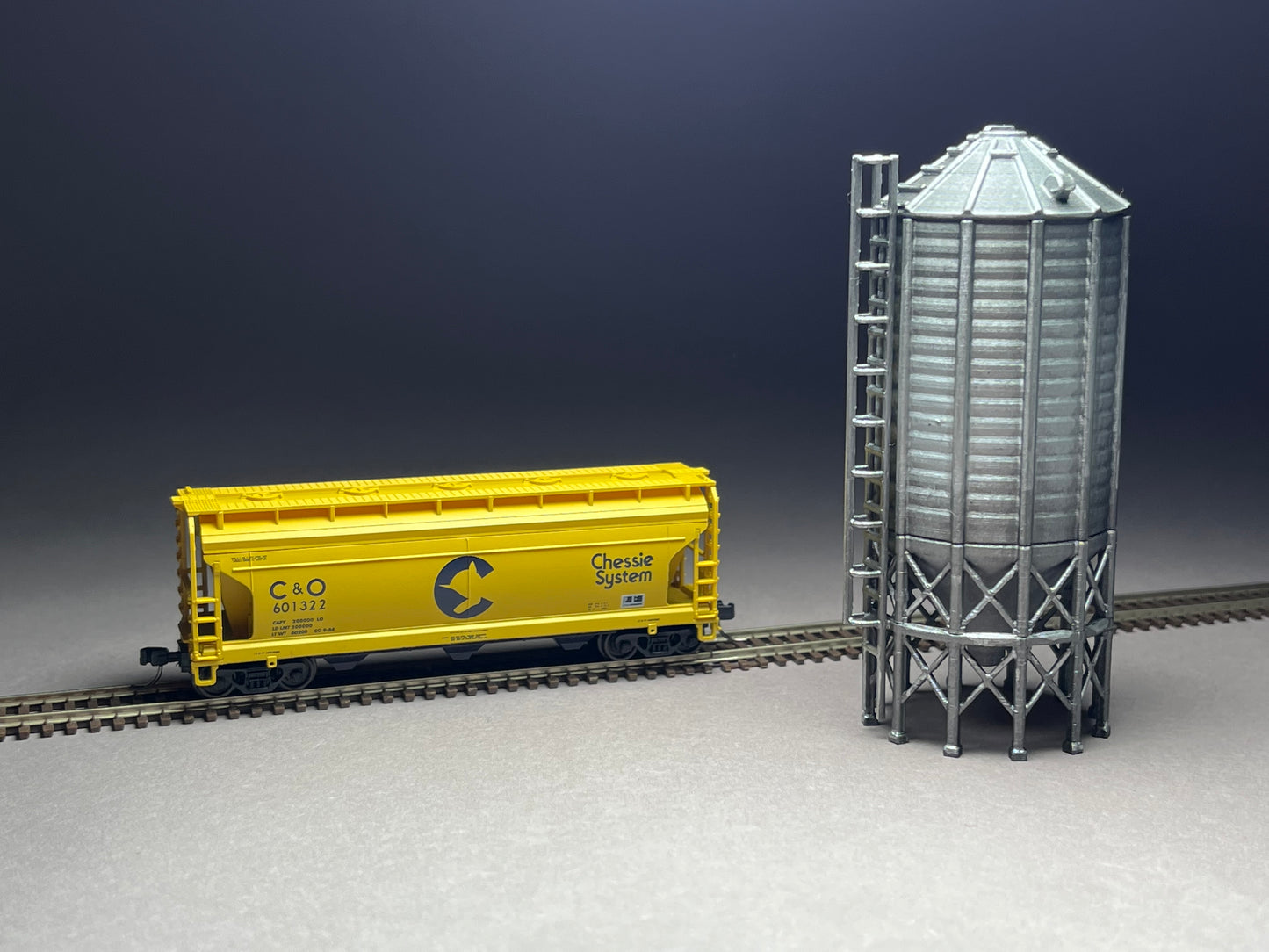 UNPAINTED N Scale (1:160 or 12mm) Large steel grain silo - NOT A TOY