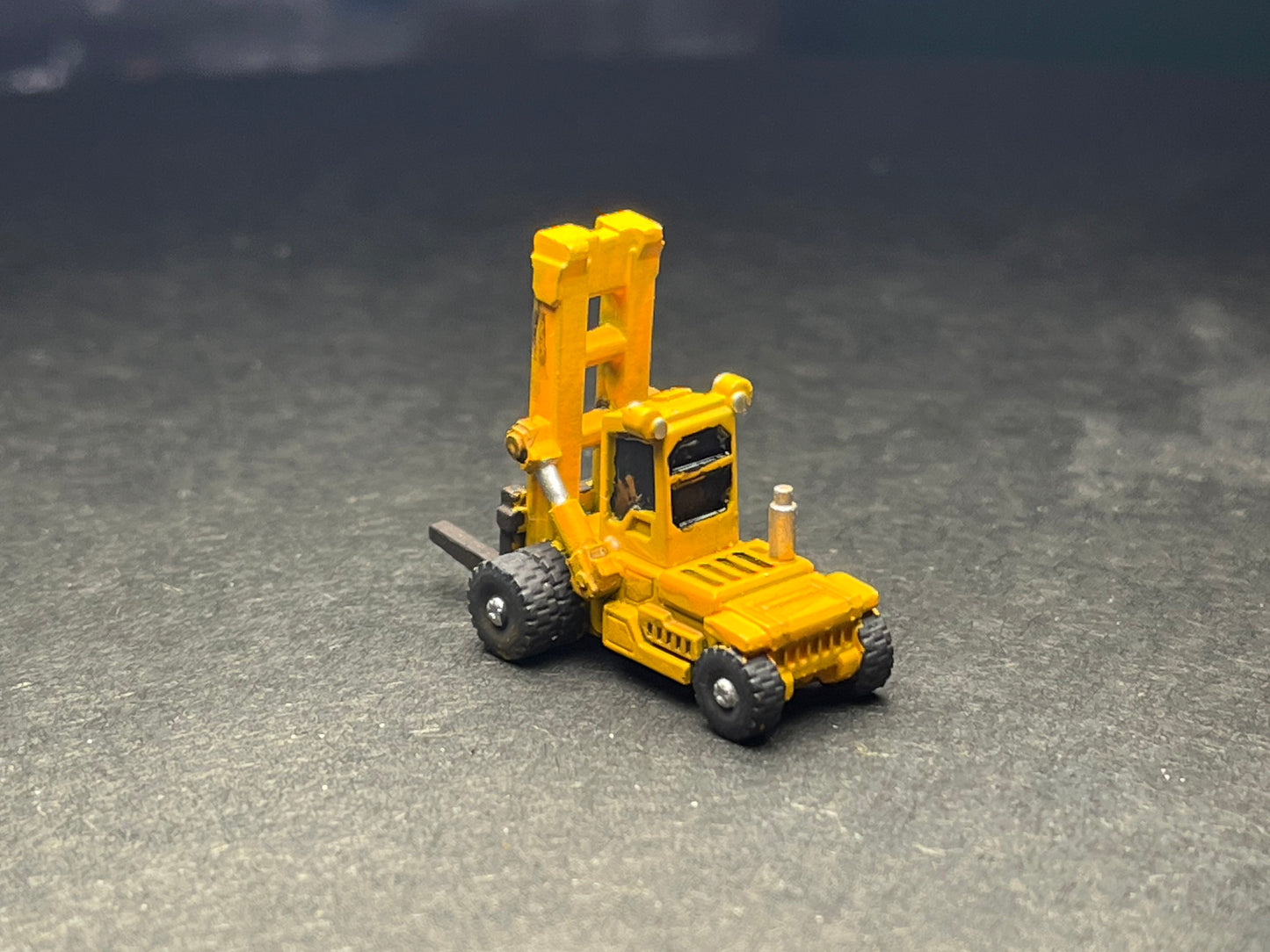 PAINTED N Scale (1:160) Excavator - Industrial Yard Forklift  LOWERED with two random loads (Copy)