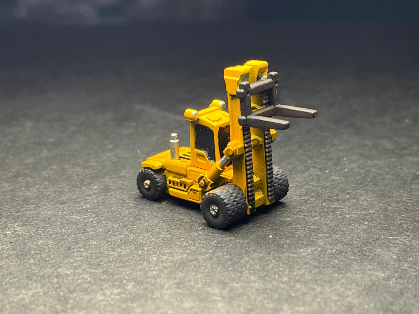PAINTED N Scale (1:160) Excavator - Industrial Yard Forklift  RAISED with two random loads