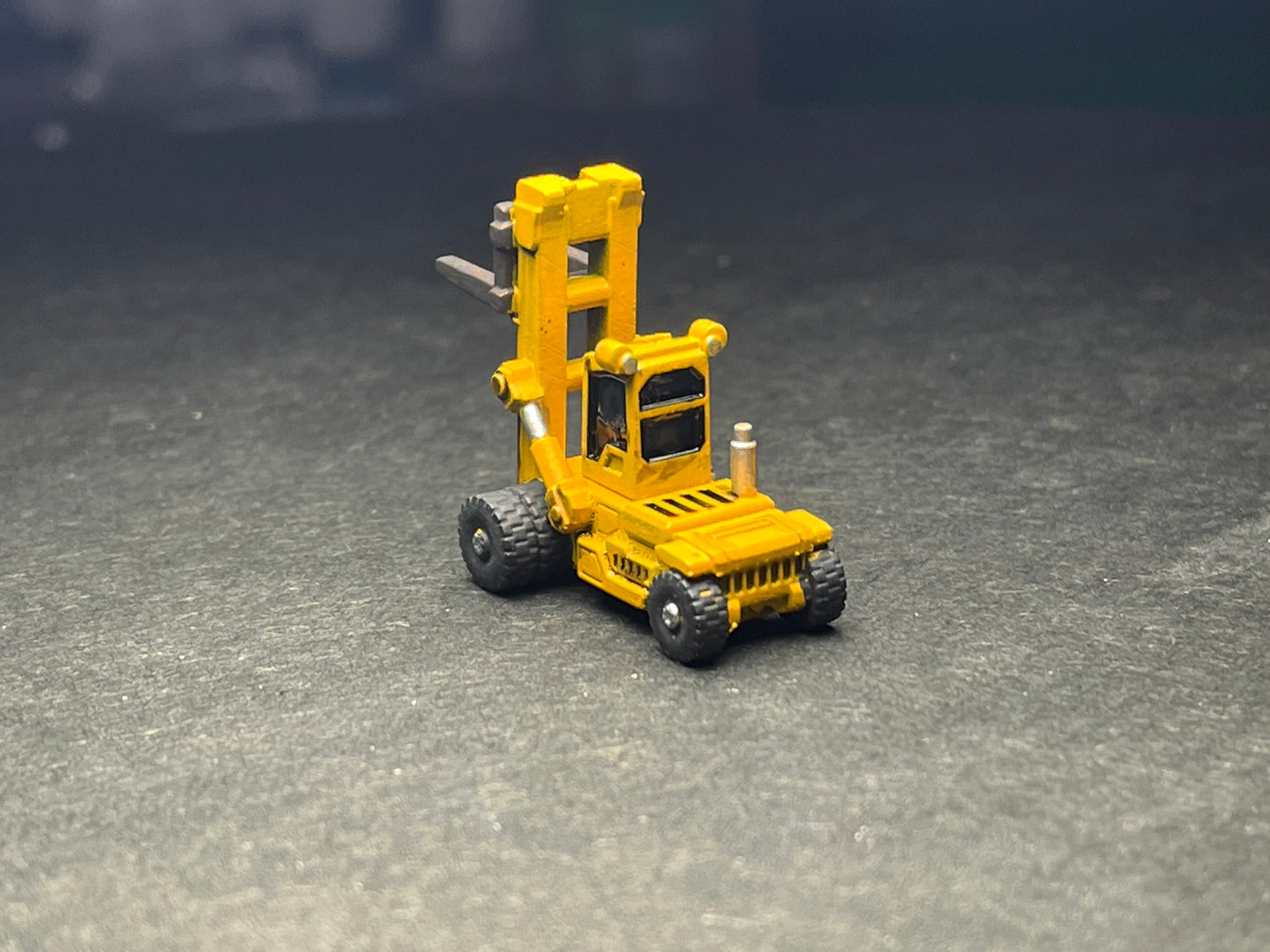 PAINTED N Scale (1:160) Excavator - Industrial Yard Forklift  RAISED with two random loads