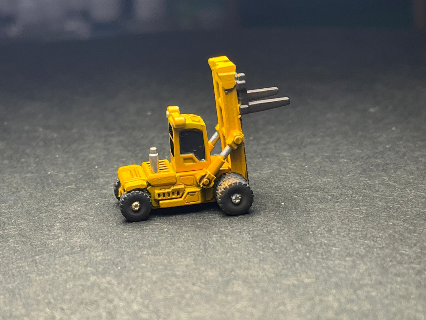 PAINTED N Scale (1:160) Excavator - Industrial Yard Forklift  RAISED with two random loads